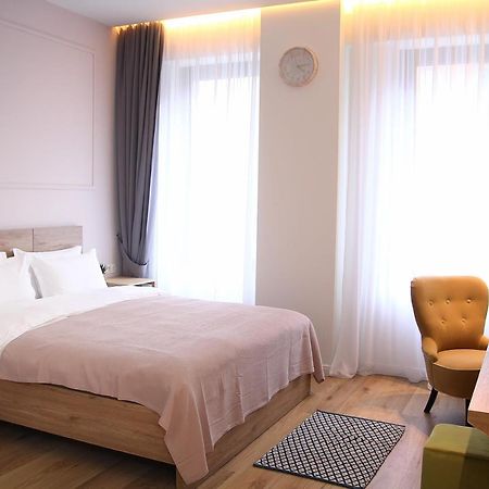 Parilament On Rustaveli 4 Rooms Tbiliszi Kültér fotó