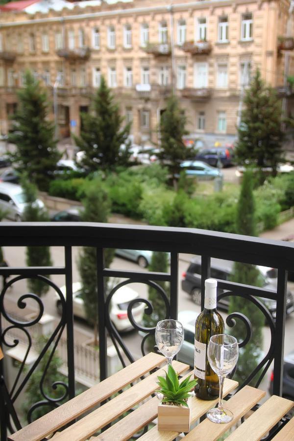Parilament On Rustaveli 4 Rooms Tbiliszi Kültér fotó